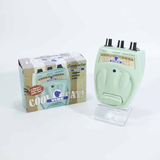 Danelectro CV-1 Cool Cat Vibe (metalen behuizing, analoog, met lampje)