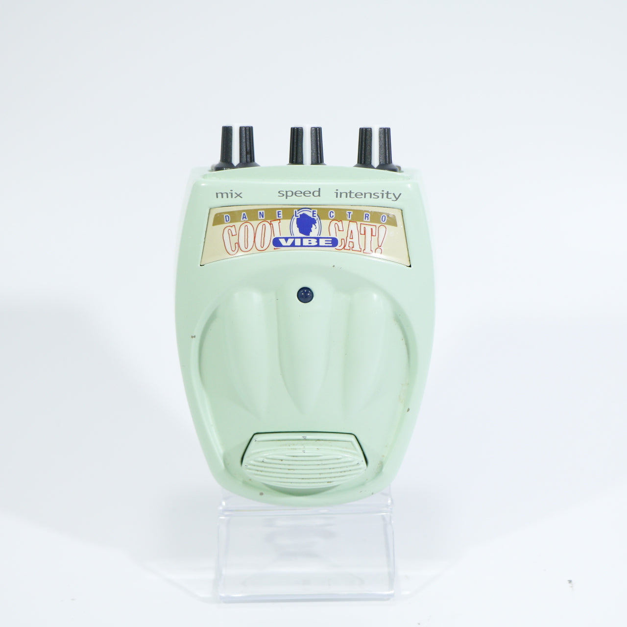 Danelectro CV-1 Cool Cat Vibe (metalen behuizing, analoog, met lampje)