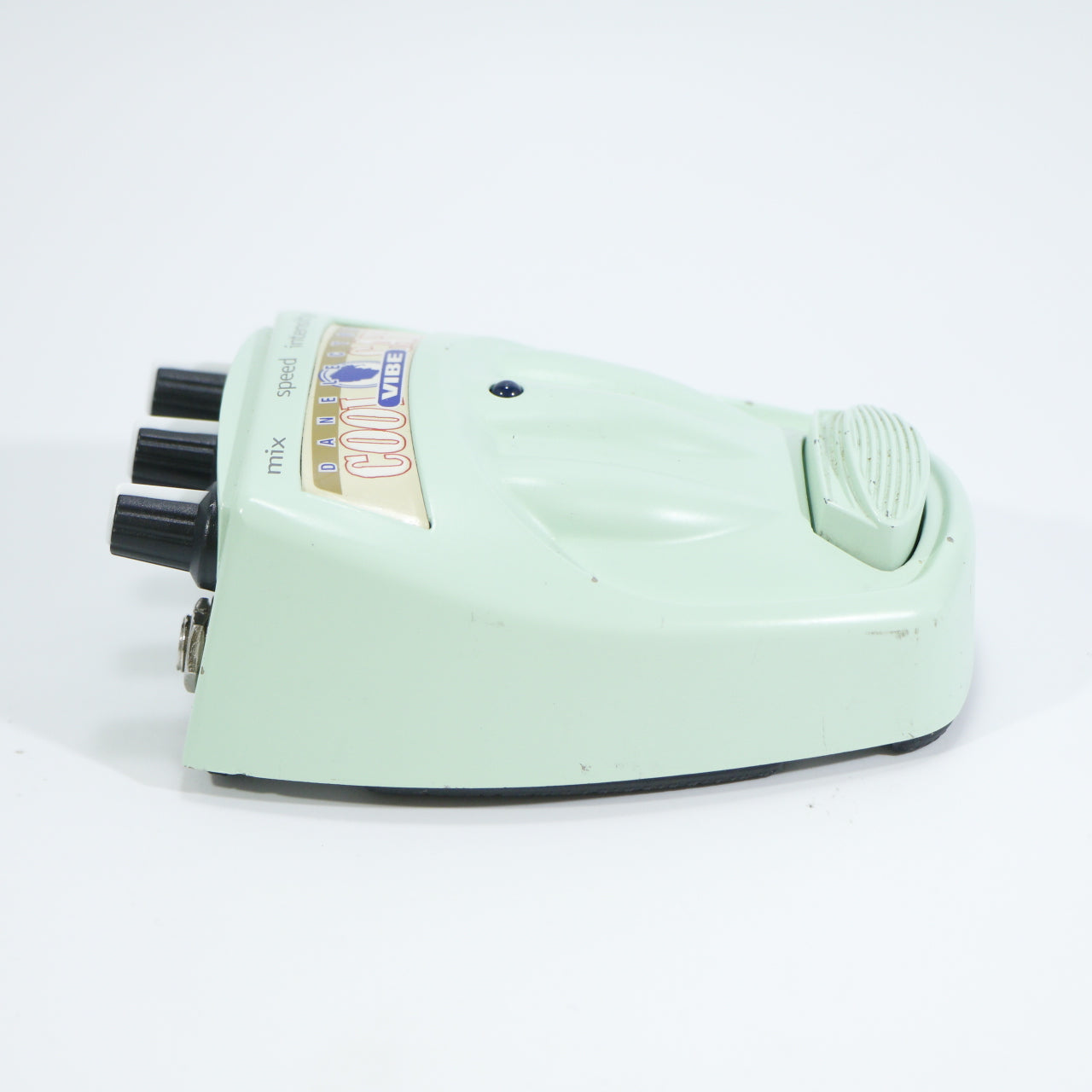 Danelectro CV-1 Cool Cat Vibe (metalen behuizing, analoog, met lampje)