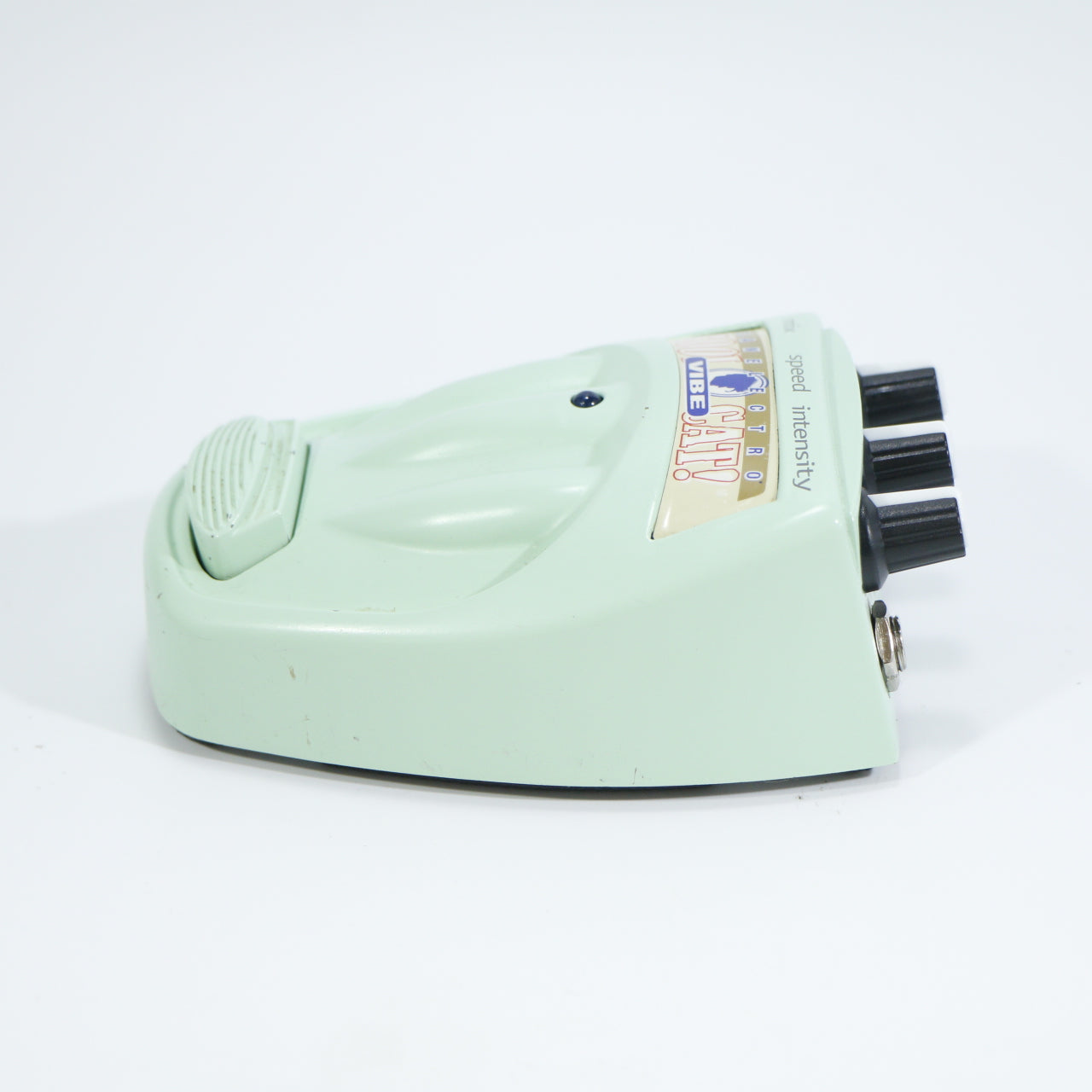 Danelectro CV-1 Cool Cat Vibe (metalen behuizing, analoog, met lampje)