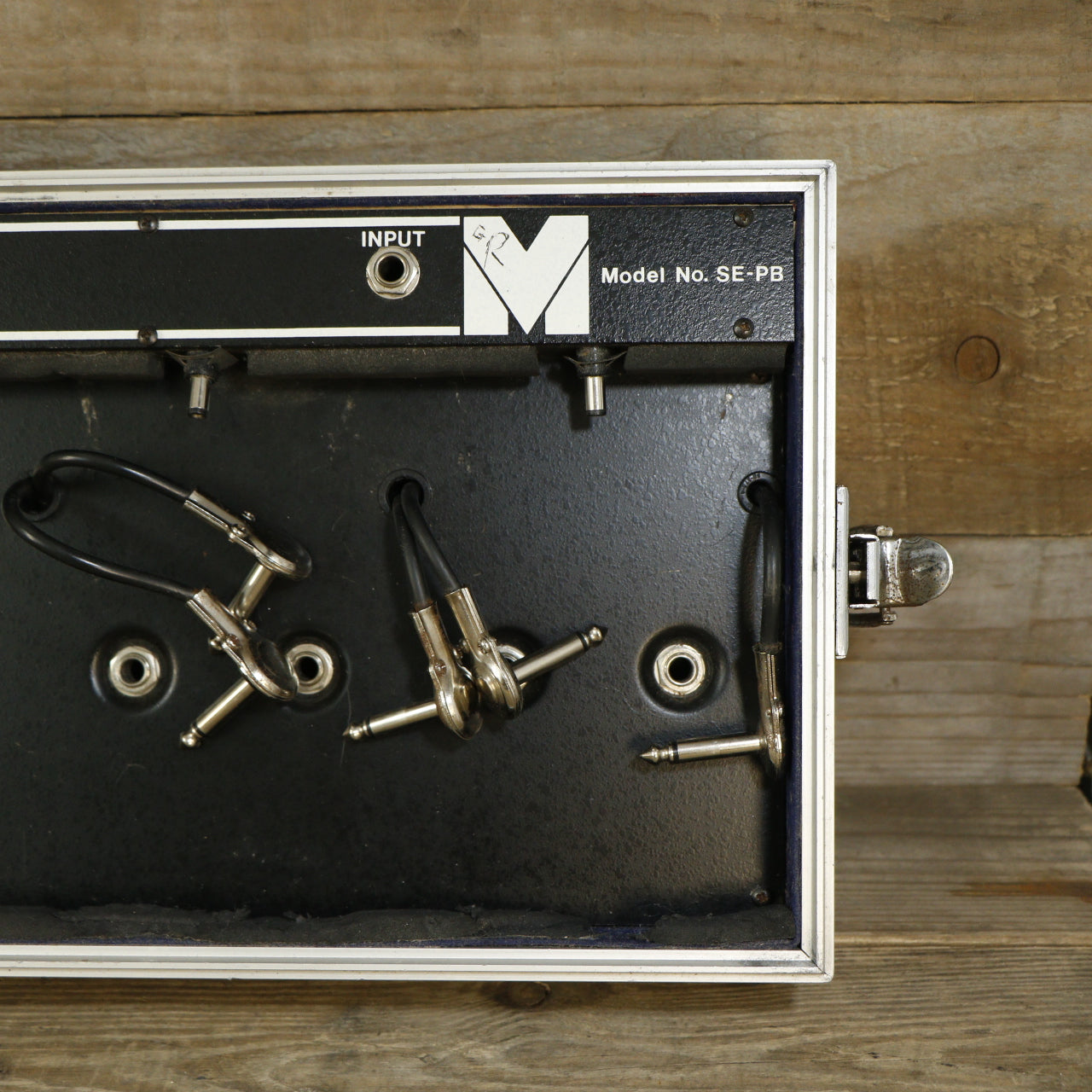 Multivox SE-PB Pedalboard met SE-XP Power Supply (120 volt) koffer hard case